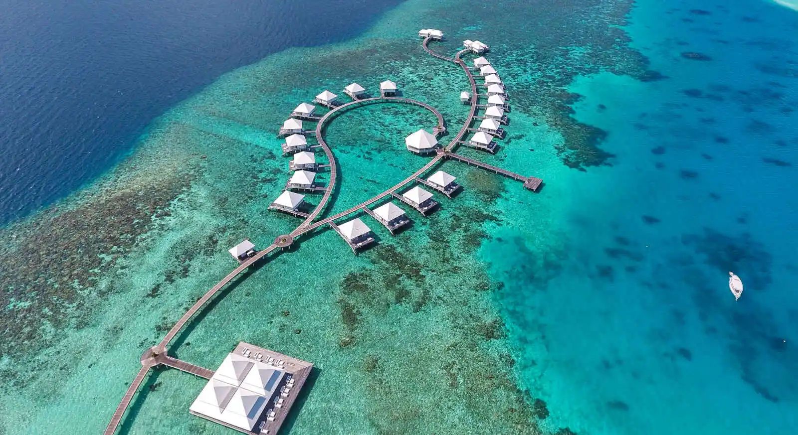 Vue aérienne villas sur pilotis, Diamonds Thudufushi, Maldives