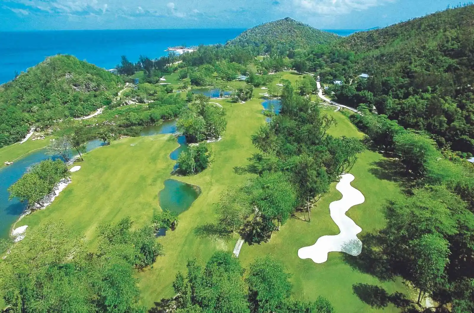 Vue aérienne terrain de golf, Constance Lemuria Seychelles, Seychelles