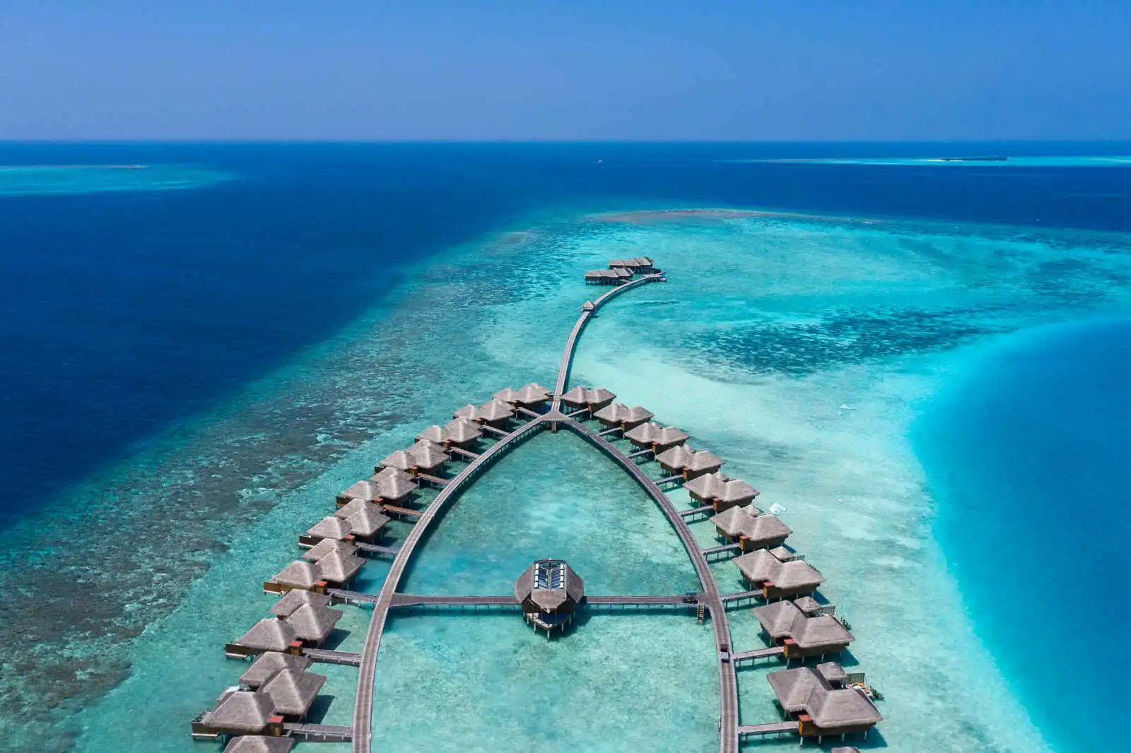 Vue aérienne villas sur pilotis, Huvafen Fushi, Maldives