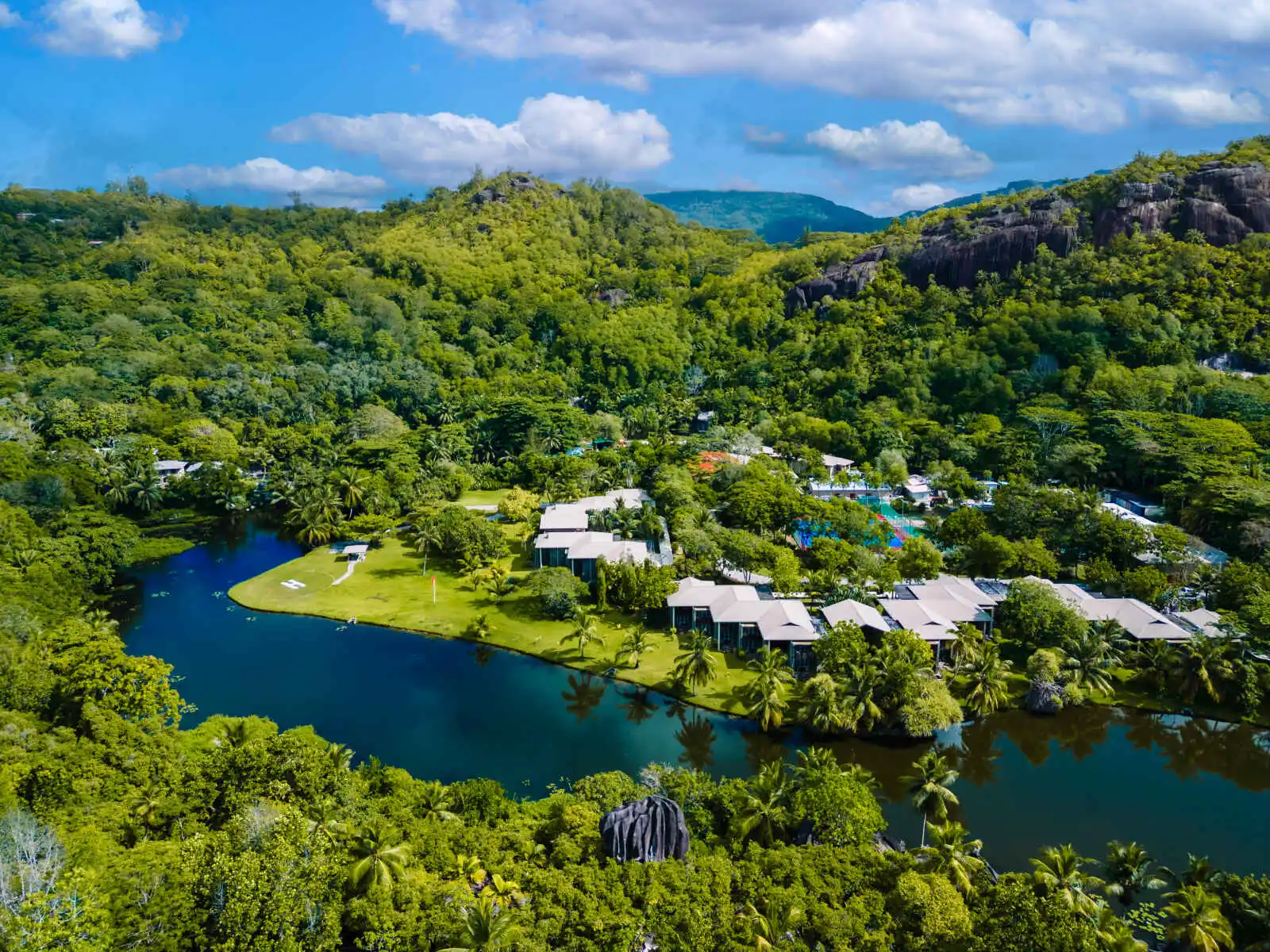 Vue aérienne suites et chambres, Kempinski Seychelles Resort Baie Lazare, Seychelles