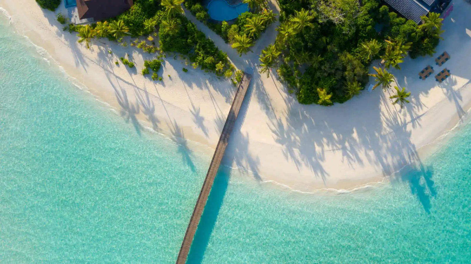 Vue aérienne sur un ponton et la plage de l'hôtel, The Standard, Huruvalhi Maldives
