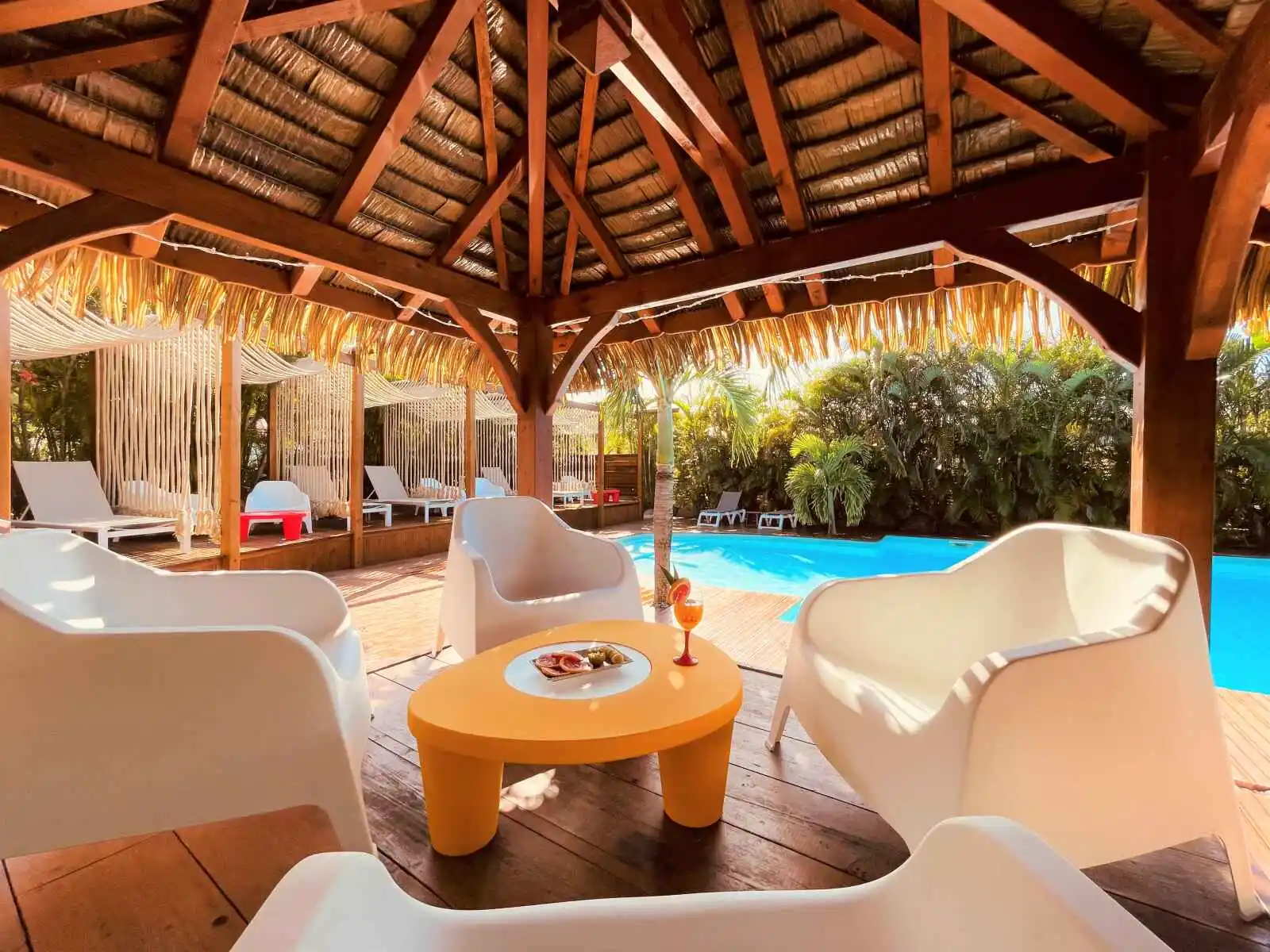 Cocktail au bord de la piscine de l'hôtel, Tropicana Suites