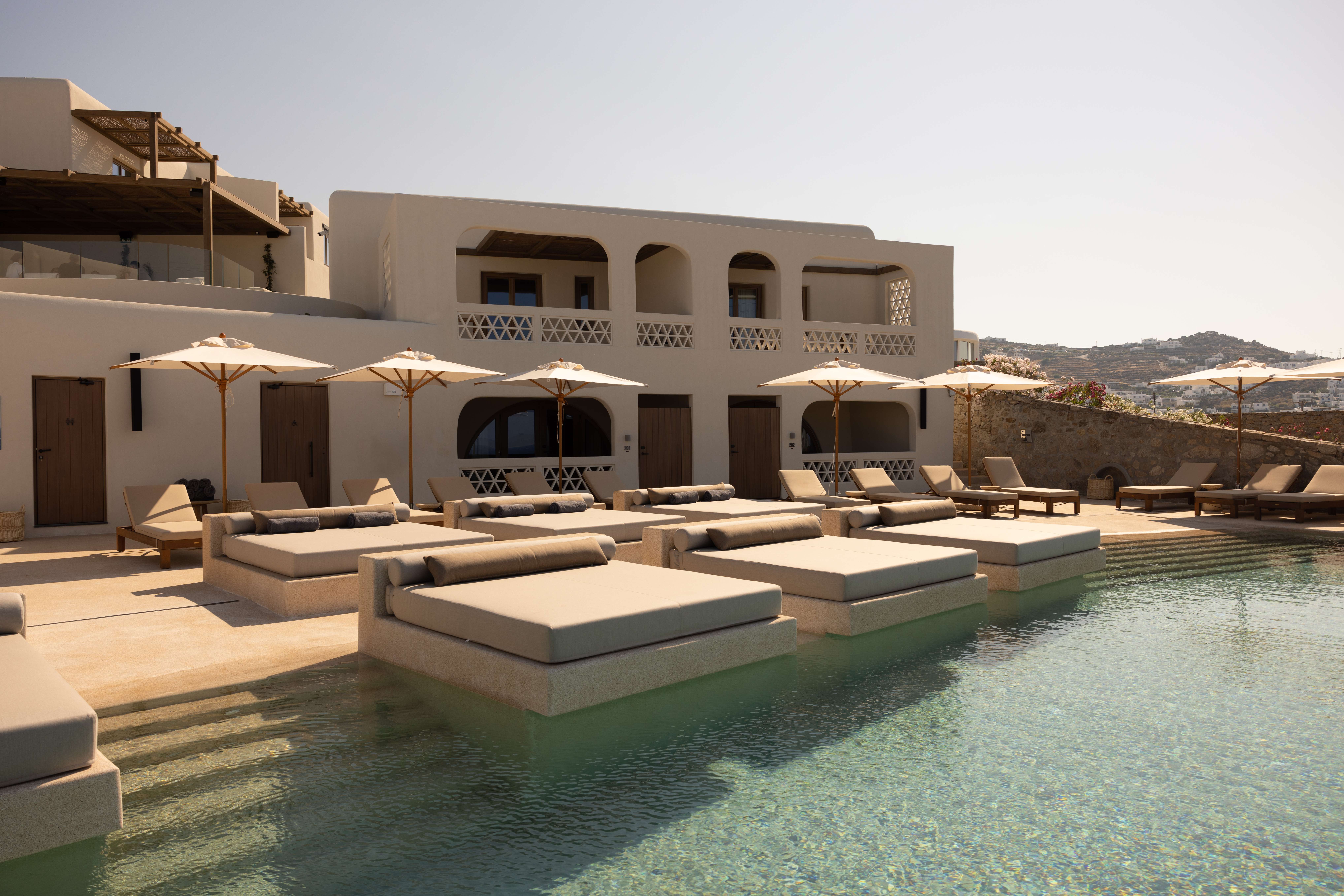 Terrasse et piscine de l'hôtel, Domes Noruz Mykonos
