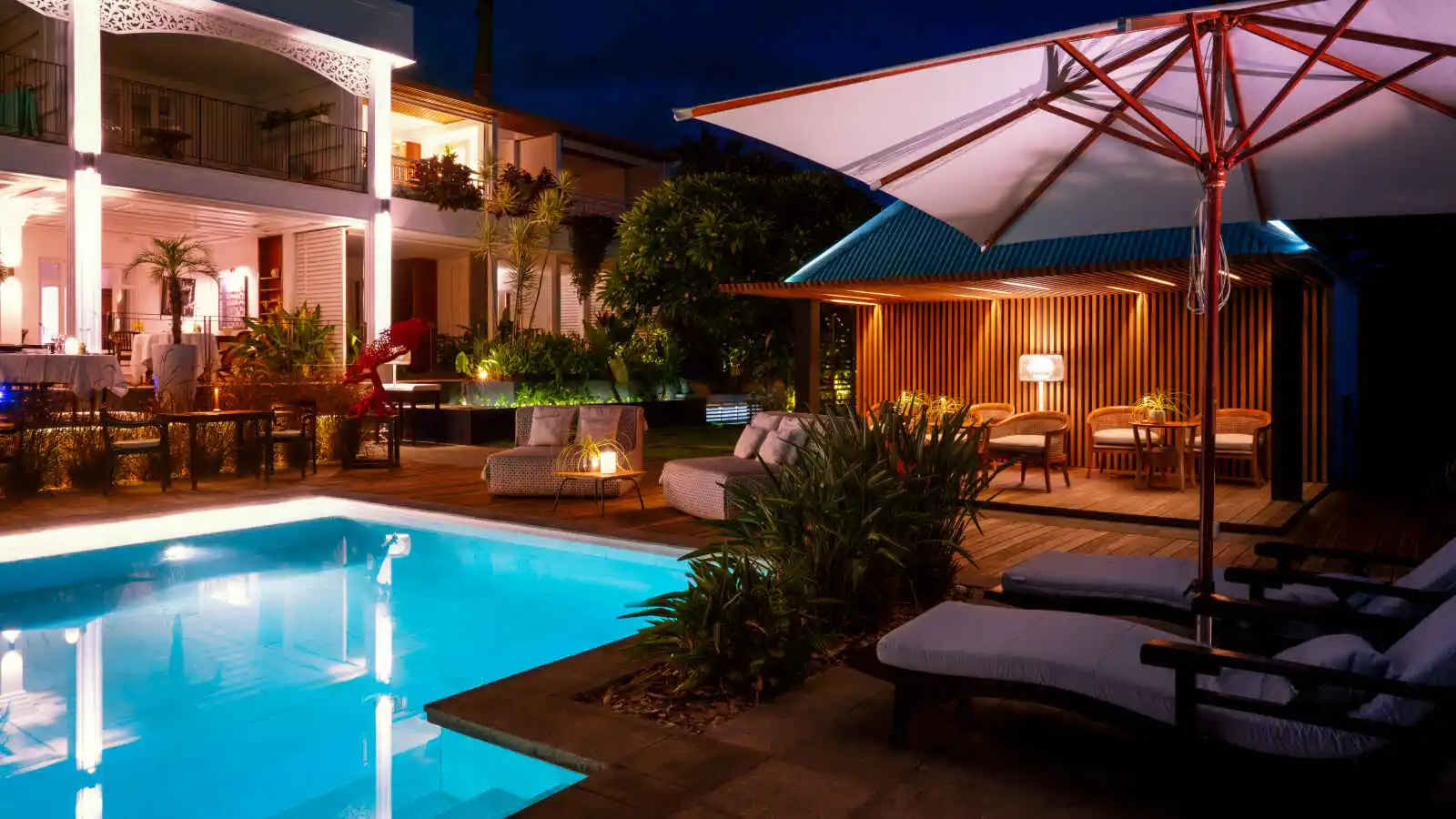 Terrasse et piscine de l'hôtel de nuit, Blue Margouillat Seaview Hotel