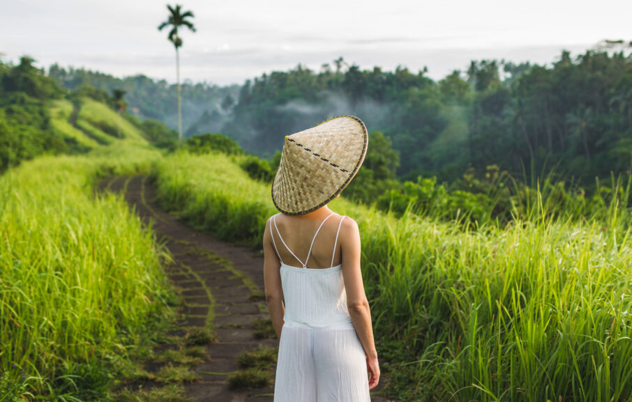 Young,Beautiful,Woman,Walking,On,Campuhan,Ridge,Way,Of,Artists,