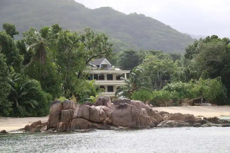 Vue sur l'hôtel depuis la mer, Crown Beach Hotel, Seychelles