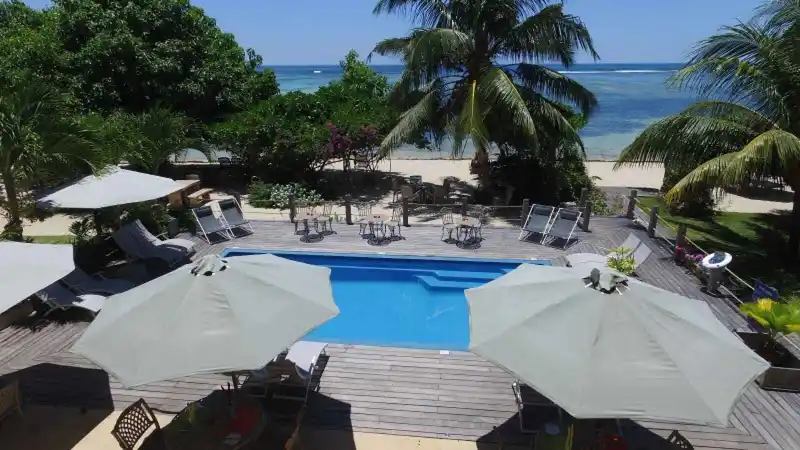 Vue sur la piscine et la mer, Crown Beach Hotel, Seychelles
