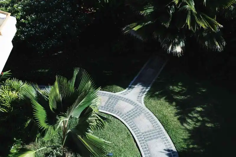 Vue aérienne du jardin avec son petit chemin pavé, Crown Beach Hotel, Seychelles