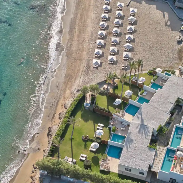 Vue aérienne de la plage de l'hôtel, Grecotel Amirandes Boutique Resort, Crète, Grèce