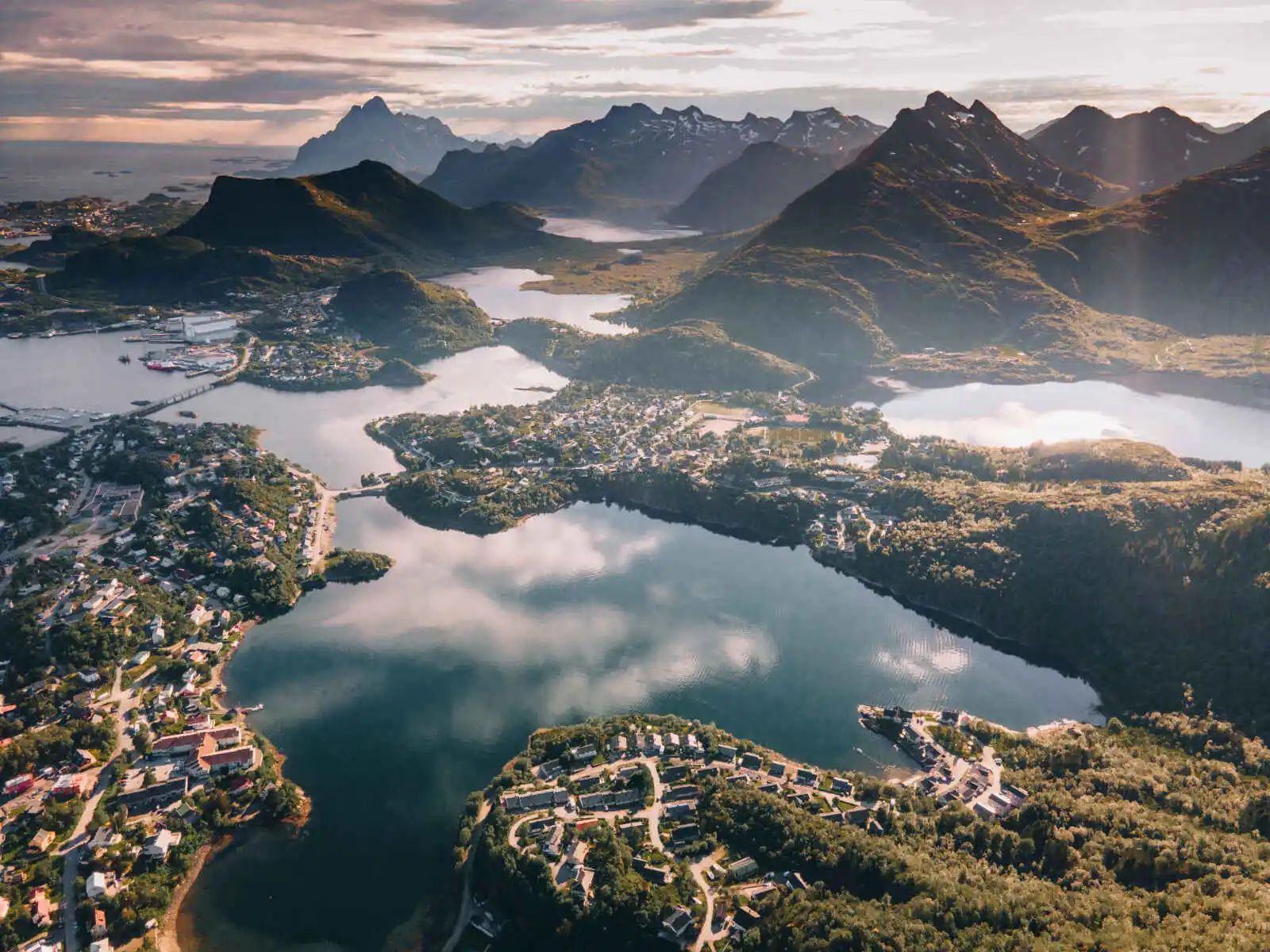 Vue sur le Svolvaer, îles Lofoten, Norvège