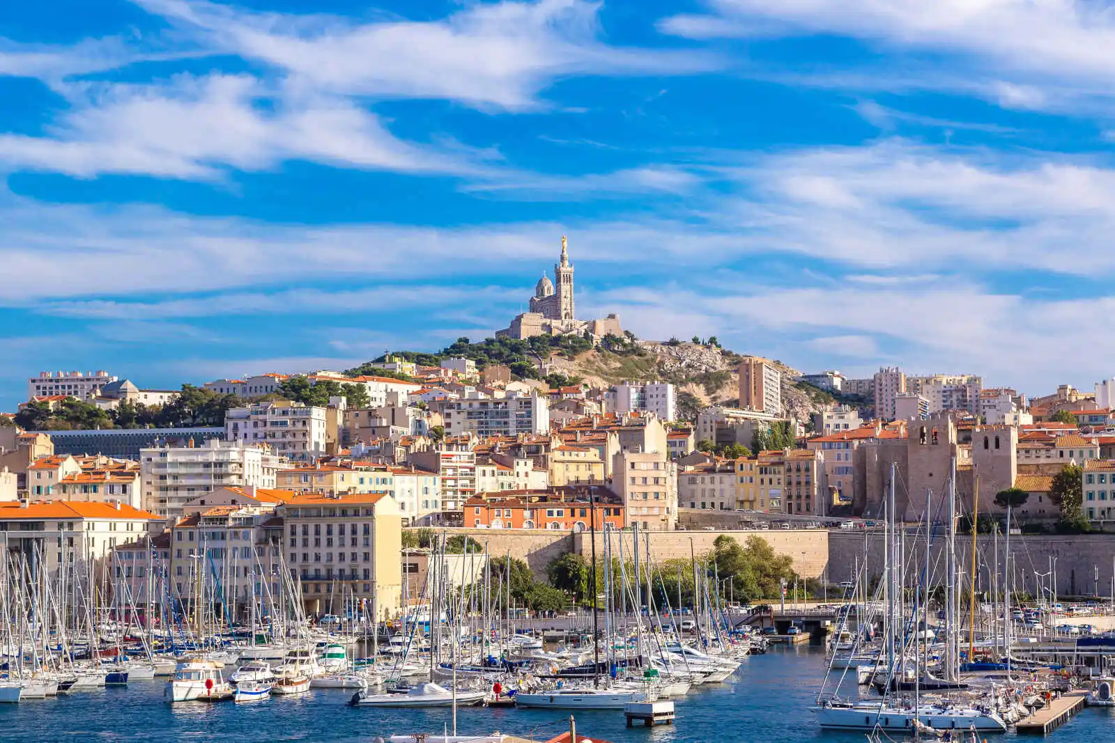 Vue sur le Vieux Port et la Basilique Notre-Dame de la Garde en fond, Marseille, France