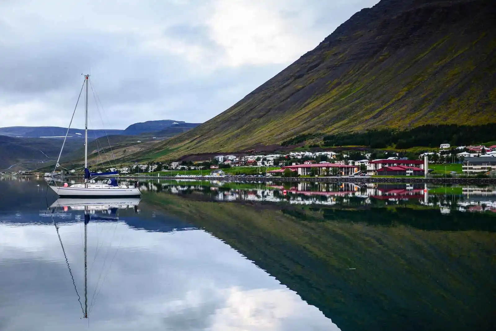 Port d'Ísafjörður et montagnes environnantes, Fjords de l'Ouest, Islande