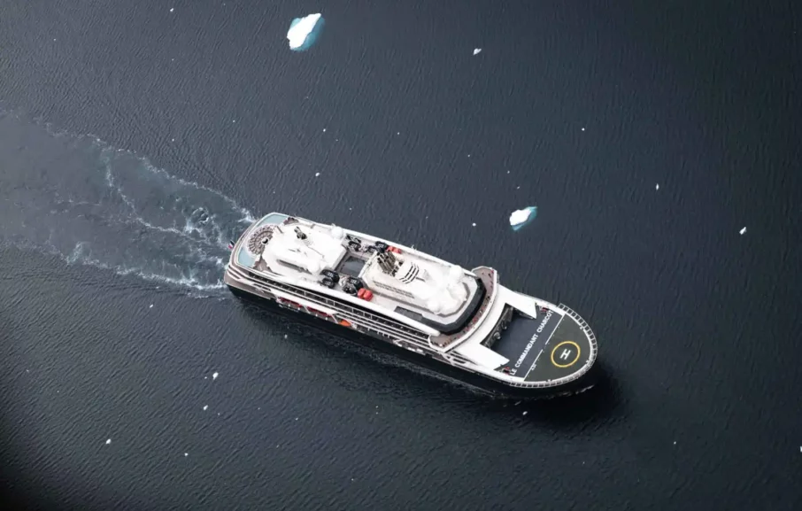 Vue extérieure du bateau, Baie de Bleneau, Le Commandant Charcot
