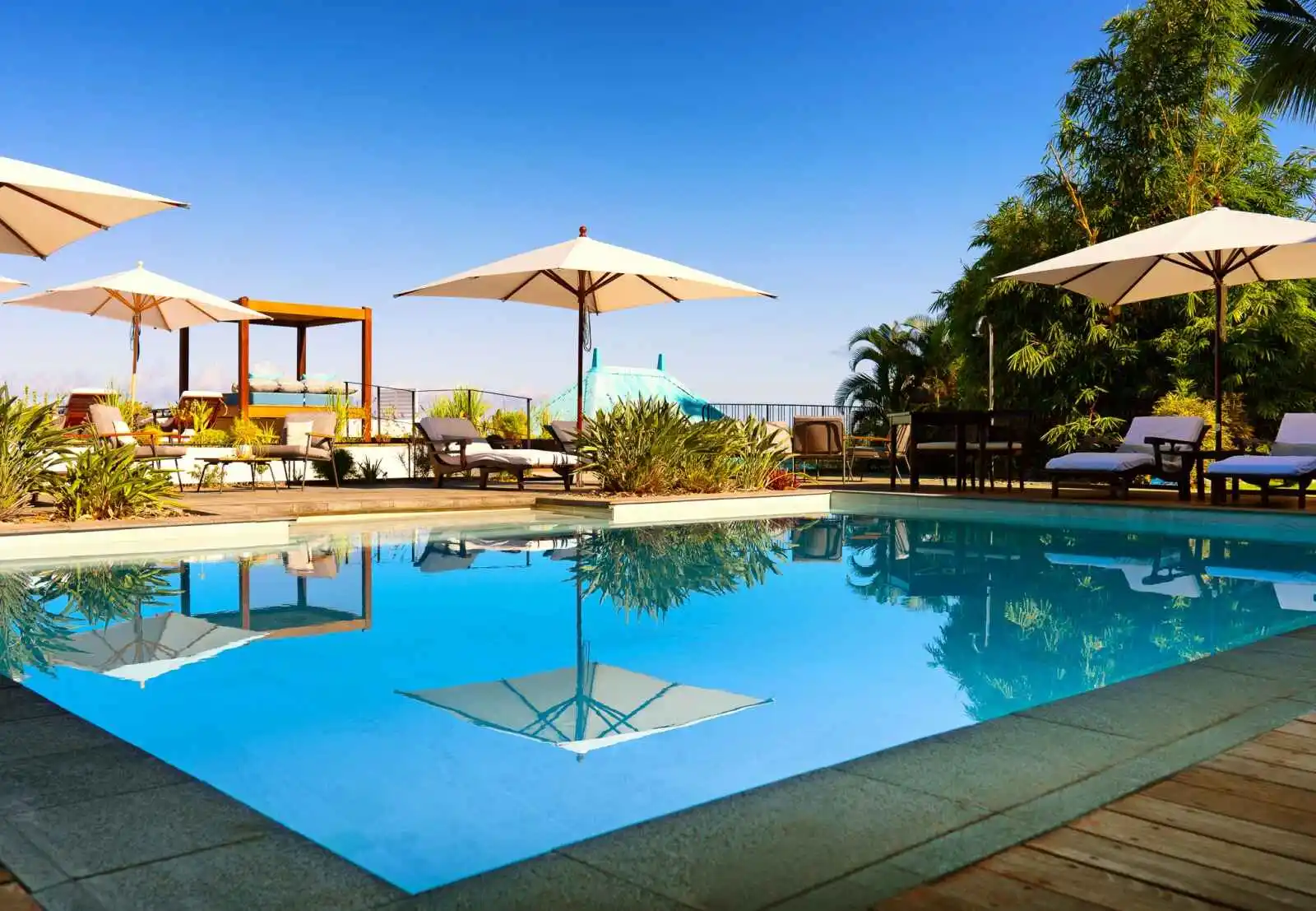 Piscine et transats, Blue Margouillat Seaview Hotel, La Réunion
