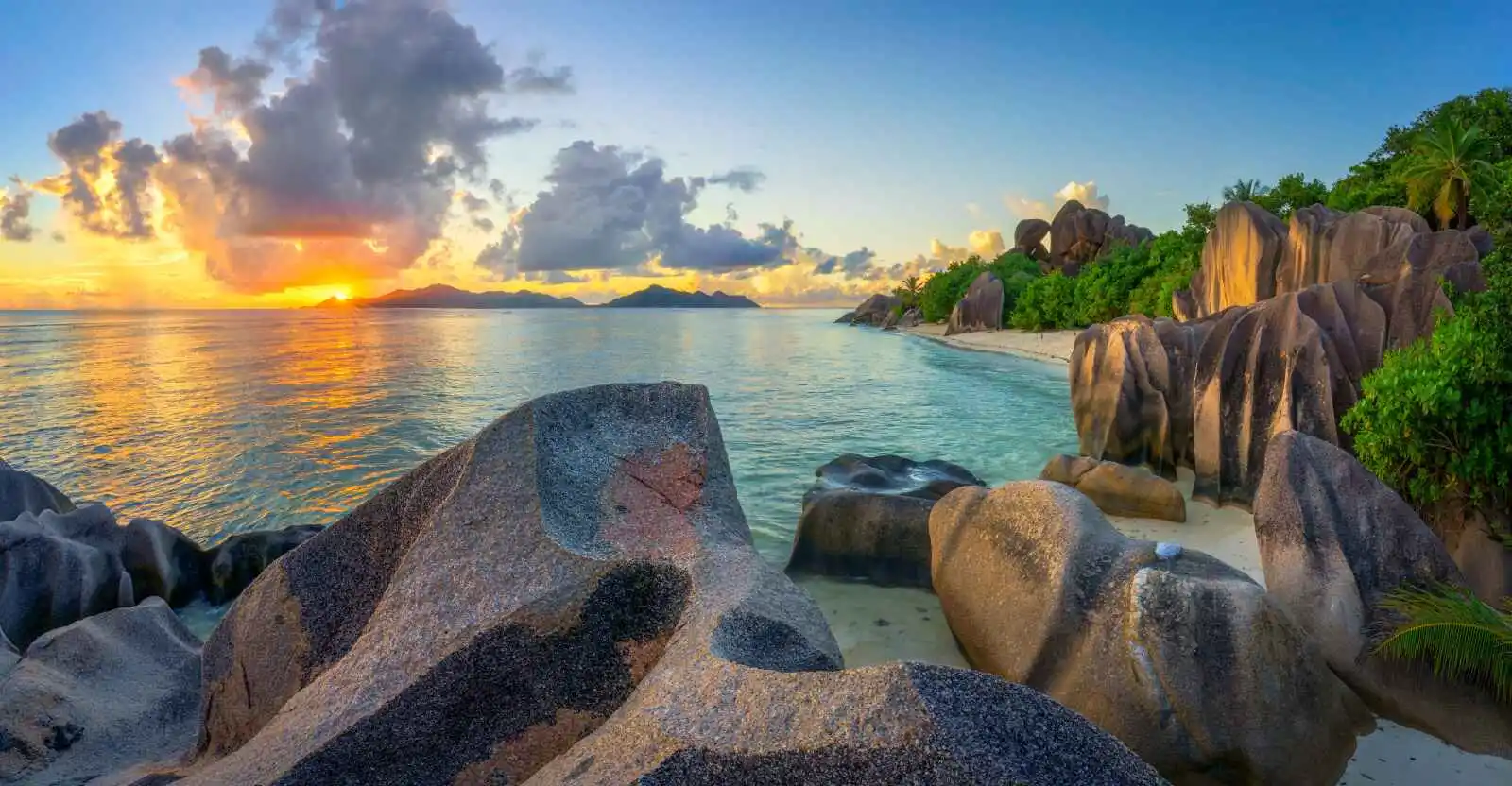 Plage tropical au coucher de soleil, Anse source d'argent, La Digue, Seychelles