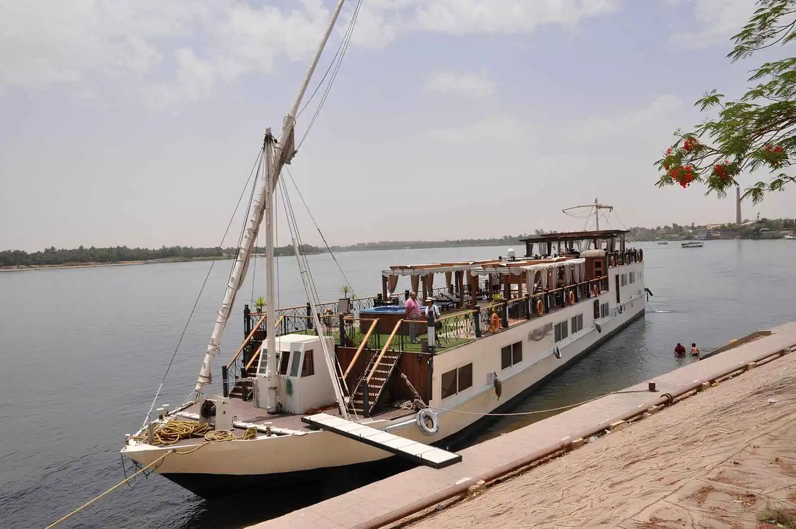 Vue extérieure de la Dahabeya Merit I, Dahabeya Merit, Égypte