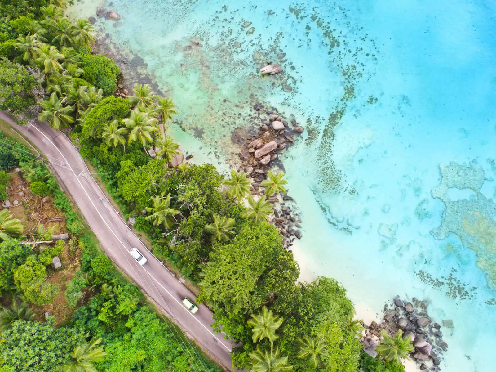 Vue aérienne d'une route côtière, La Digue, Seychelles