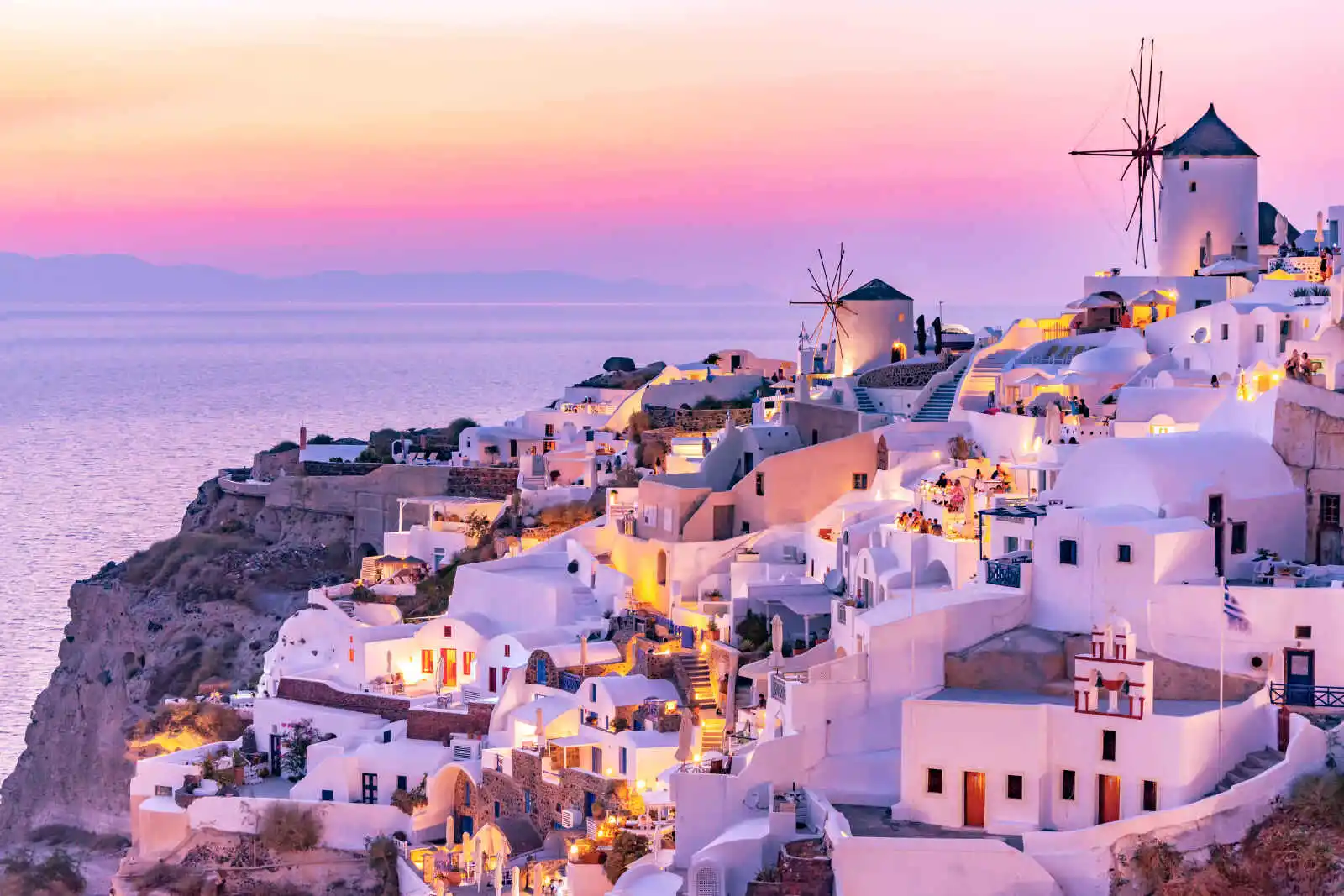 Vue sur Oìa pendant le coucher de soleil, Santorin, Cyclades, Grèce