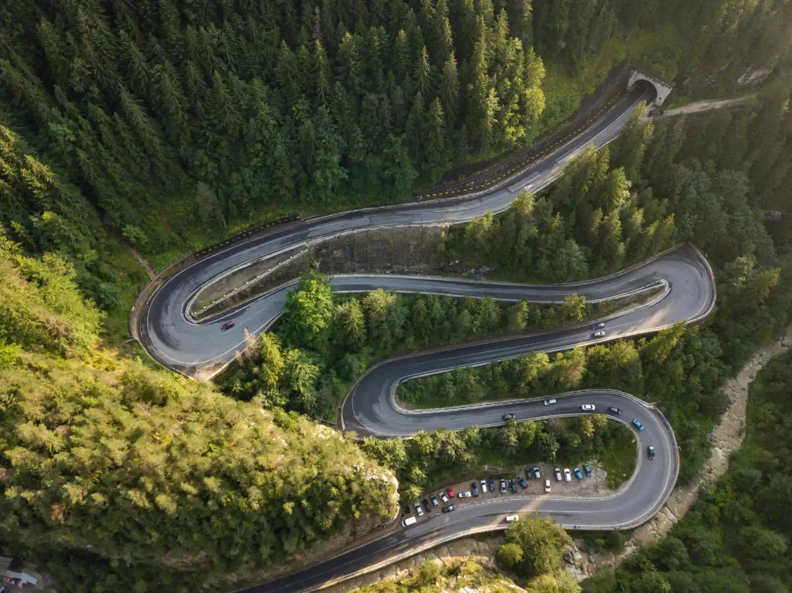 Route sinueuse des gorges de Bicaz, Roumanie