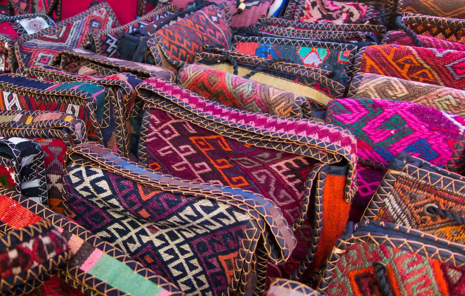 Sacs en tissus traditionnels sur un marché, Arménie