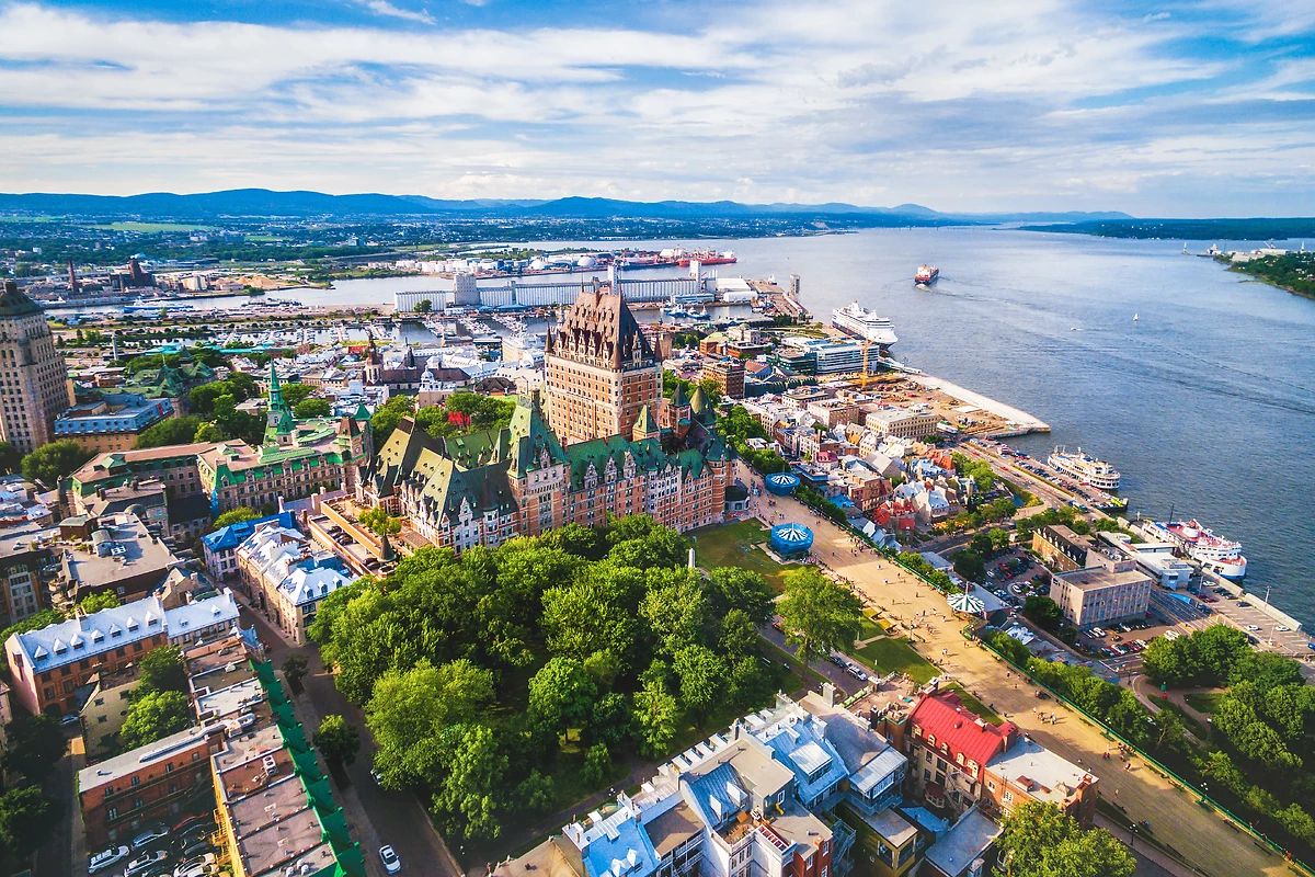 Vue aérienne sur le Château Frontenac et le vieux port, Ville de Québec