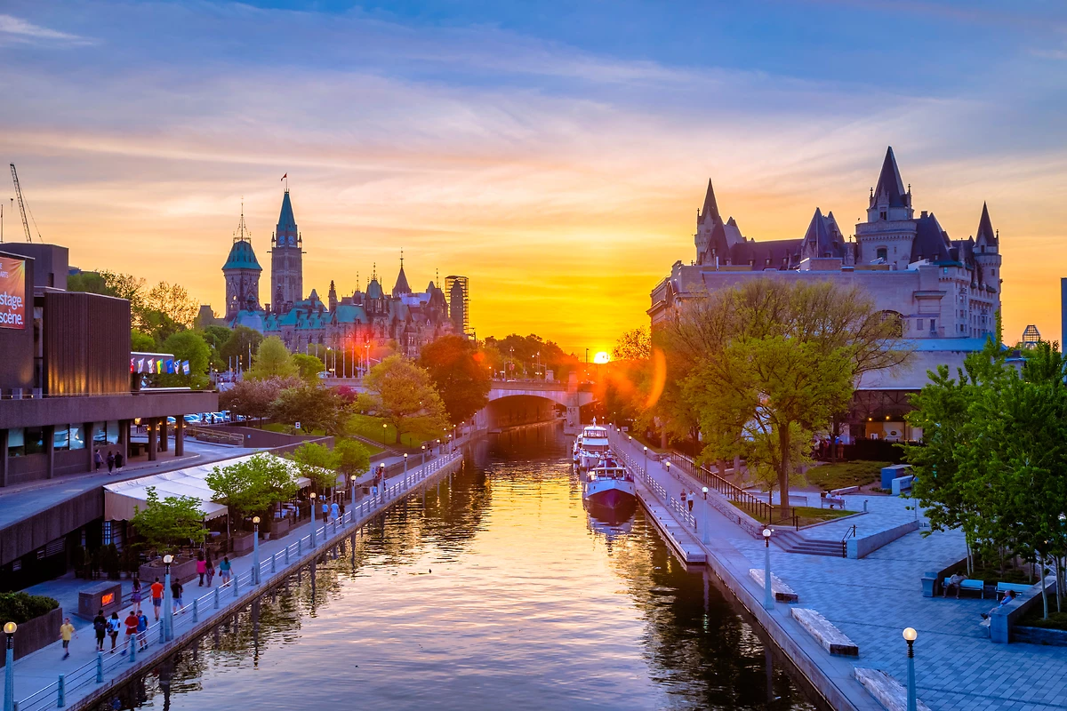 Coucher de soleil sur Ottawa et le canal Rideau, Canada