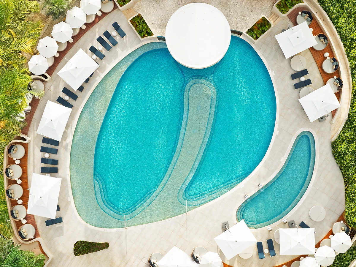 Vue aérienne de la piscine, W Punta Cana, République dominicaine