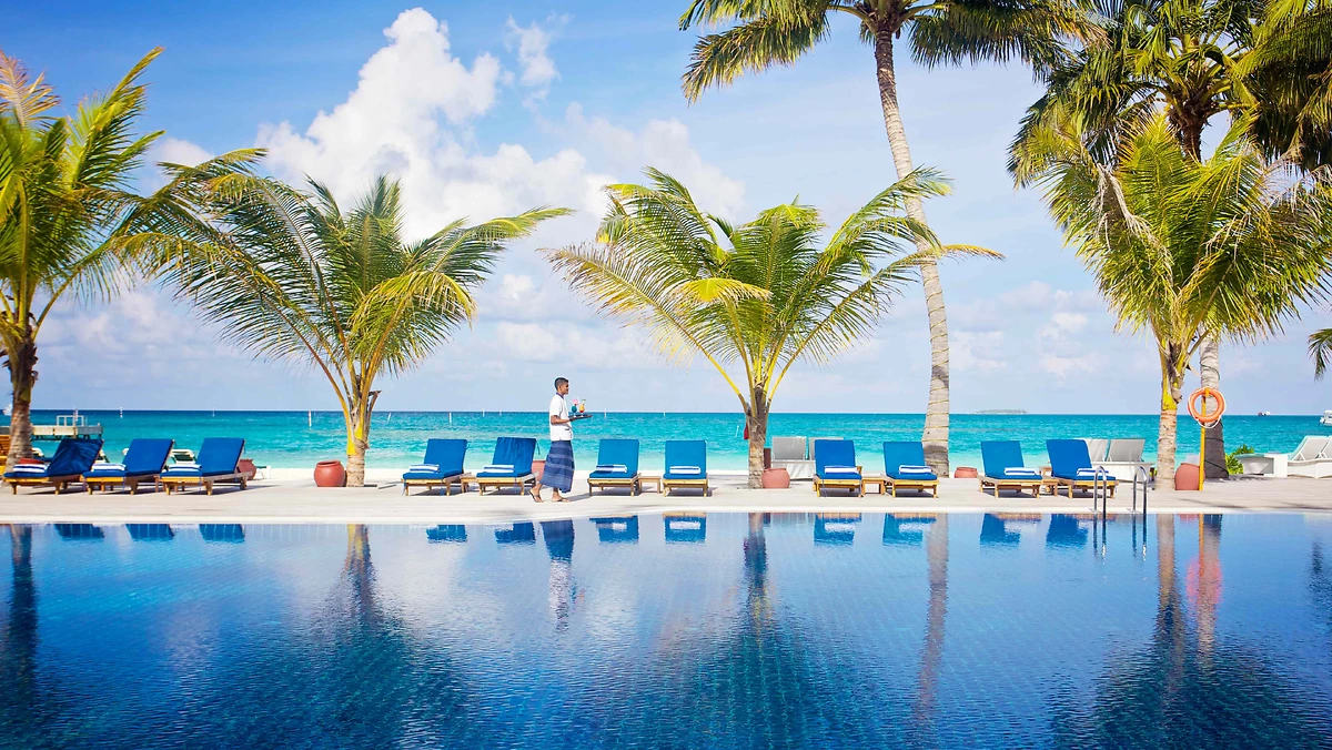 Service au bord de la piscine, hôtel Meeru Island Resort & Spa, atoll de Malé, Maldives