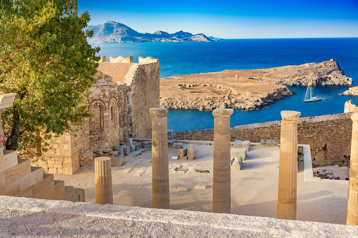 Escalier de la Propylaea et église Saint-Jean sur l'Acropole de Lindos, Rhodes, Grèce