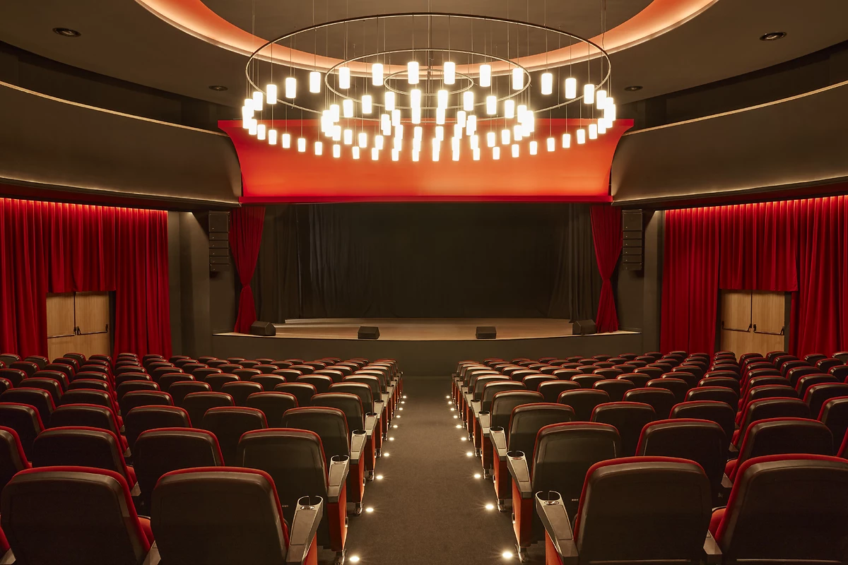 Salle de spectacles, hôtel Ikos Porto Petro