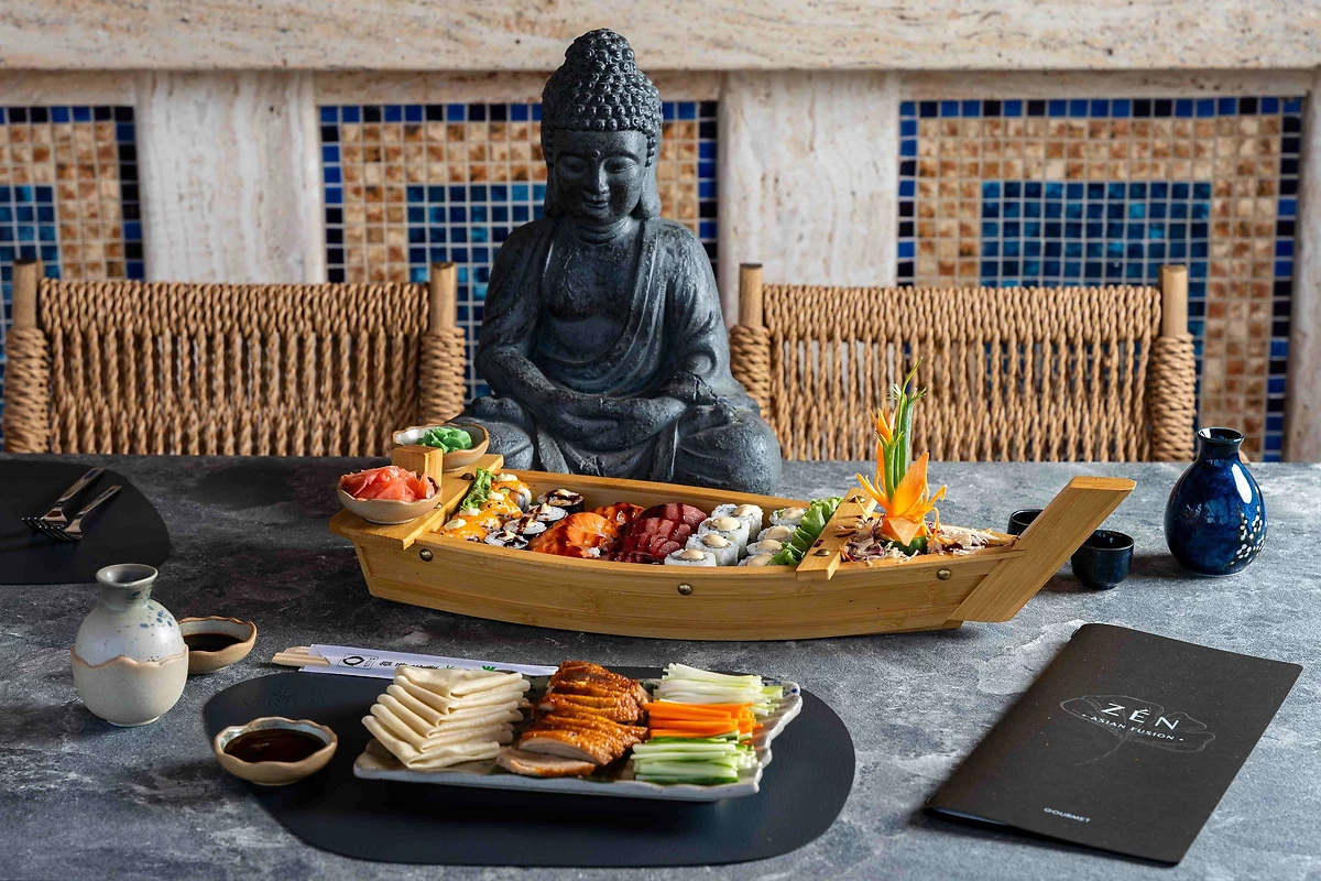 Plateau de sushi servis au restaurant Zen Asian Fusion, Atrium Palace