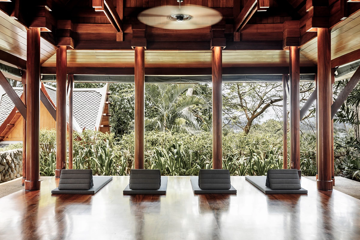 Salle de yoga dans le jardin
