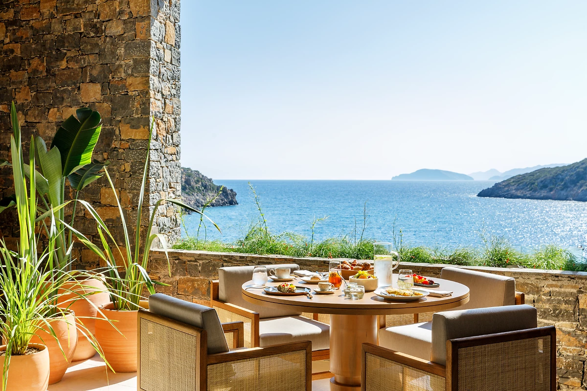 Table de petit-déjeuner, restaurant l'Océan, hôtel Daios Cove