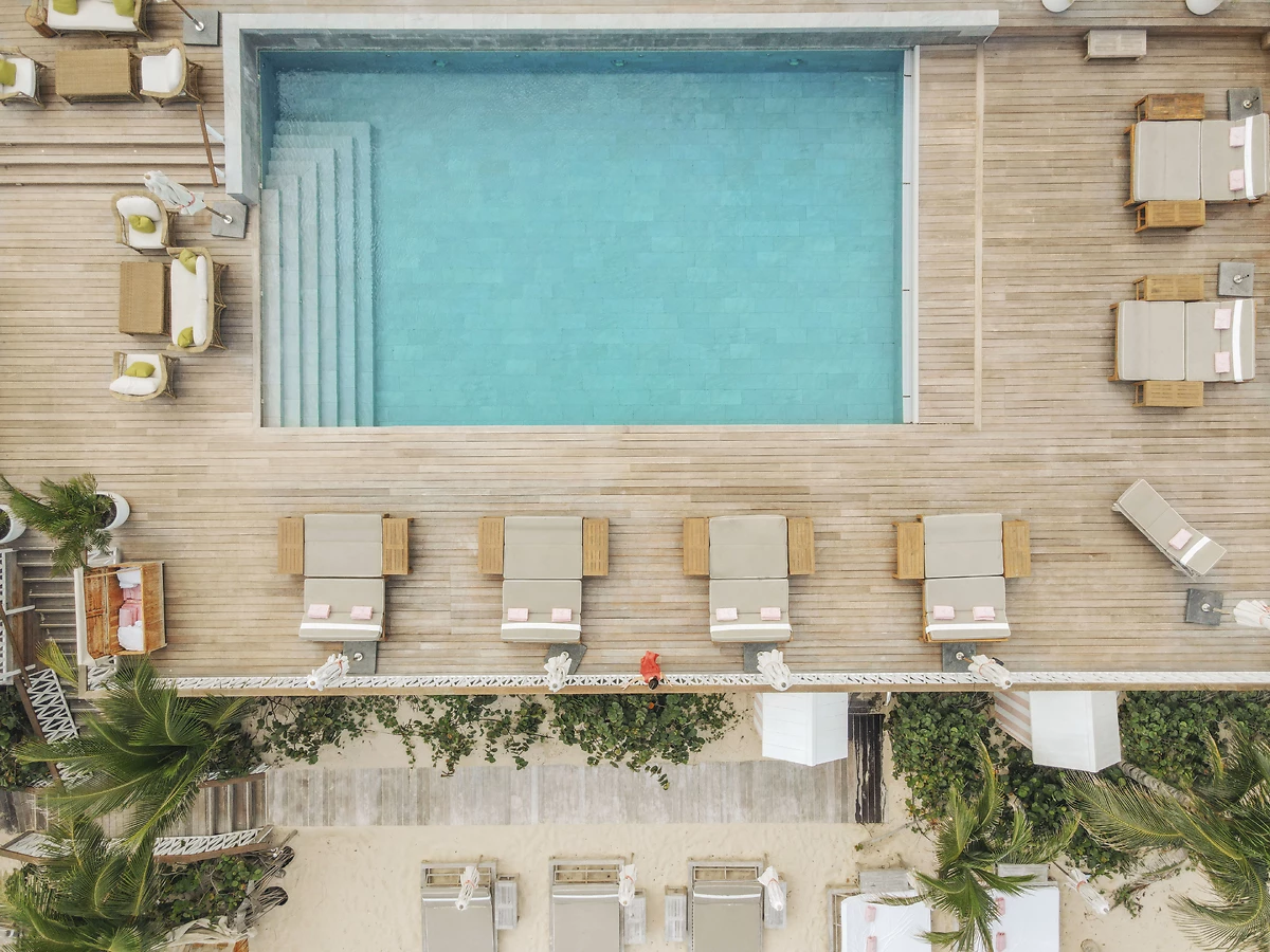 Vue aérienne de la piscine de l'hôtel, hôtel Cheval Blanc St-Barth Isle de France