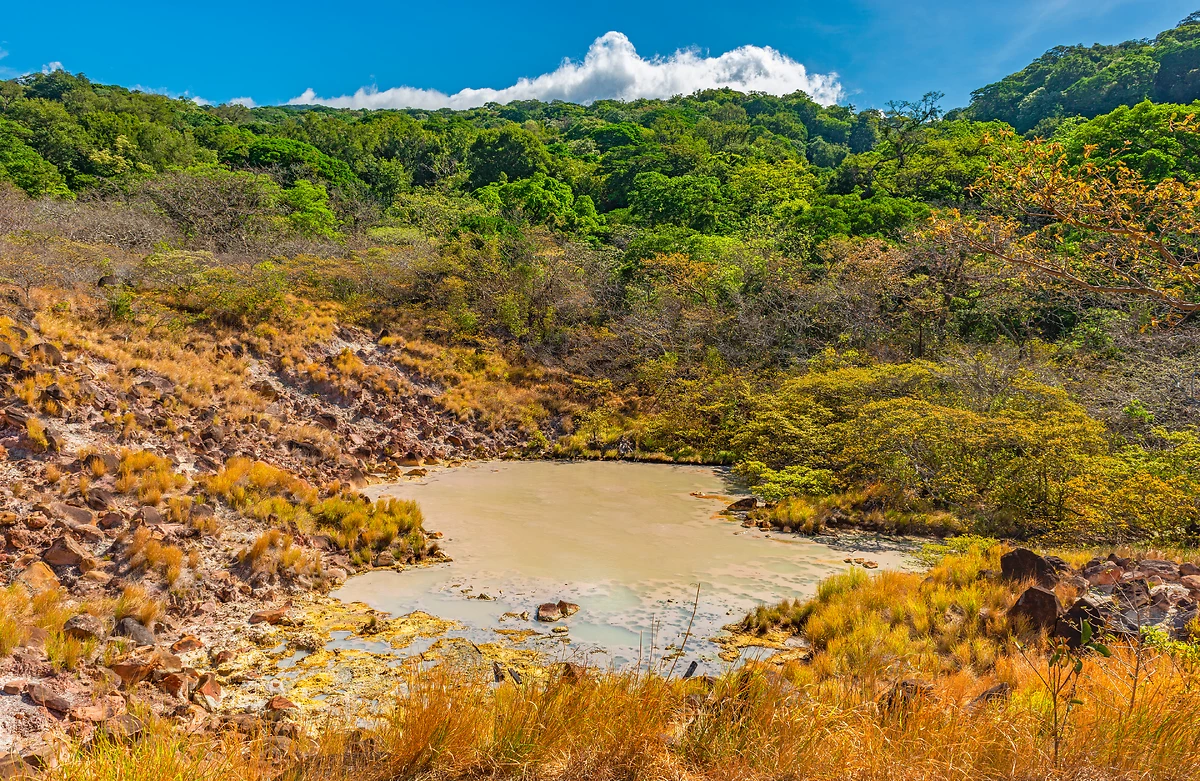 Paysage volcanique coloré avec lagon de soufre, parc national du Rincon de la Vieja Guanacaste, Costa Rica