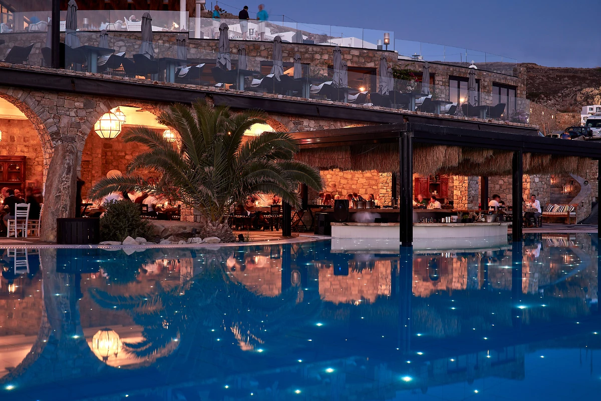 Restaurant en bord de piscine avec éclairage nocturne, Myconian Royal, Mykonos, Cyclades, Grèce