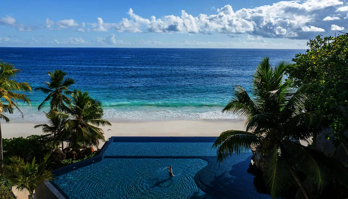 Vue aérienne de la piscine, Cheval Blanc Seychelles, Mahé, Seychelles