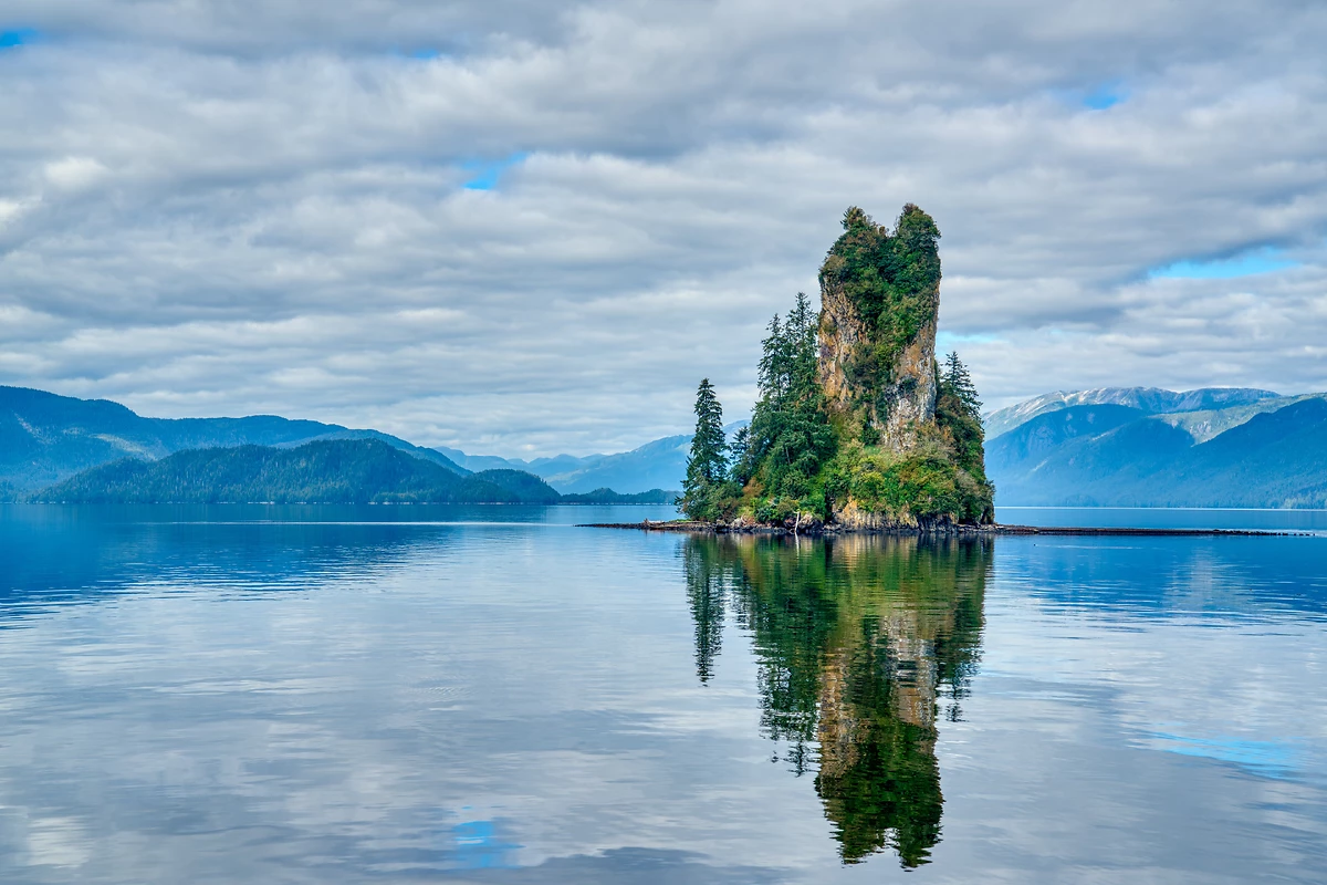 Réflexion de New Eddystone Rock dans le Misty Fjords National Monument, Ketchikan, Alaska, États-Unis