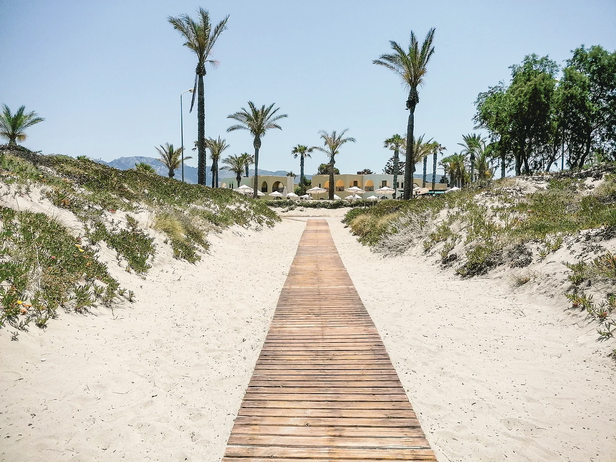 Allée dans le sable menant jusqu'à l'hôtel, Grecotel Casa Paradiso