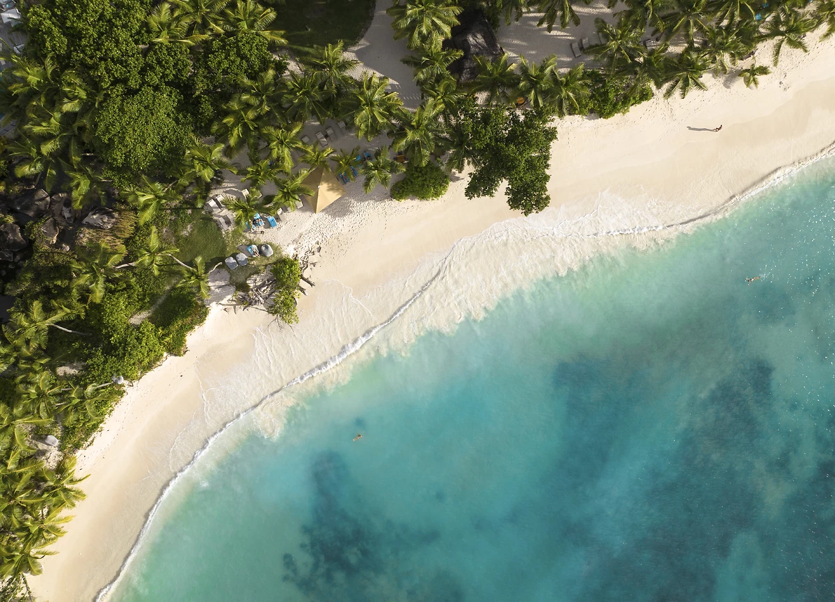 Vue aérienne de la plage de l'hôtel, Constance Lémuria Seychelles