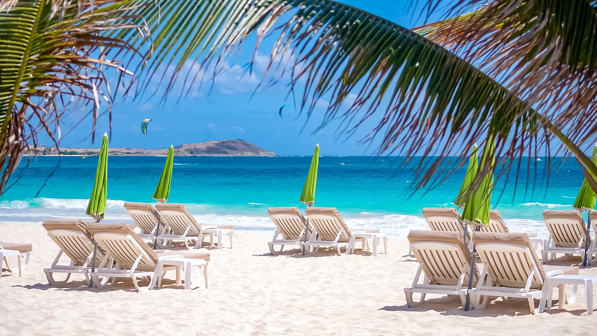Transats et parasols, Plage, La Plantation, Saint-Martin