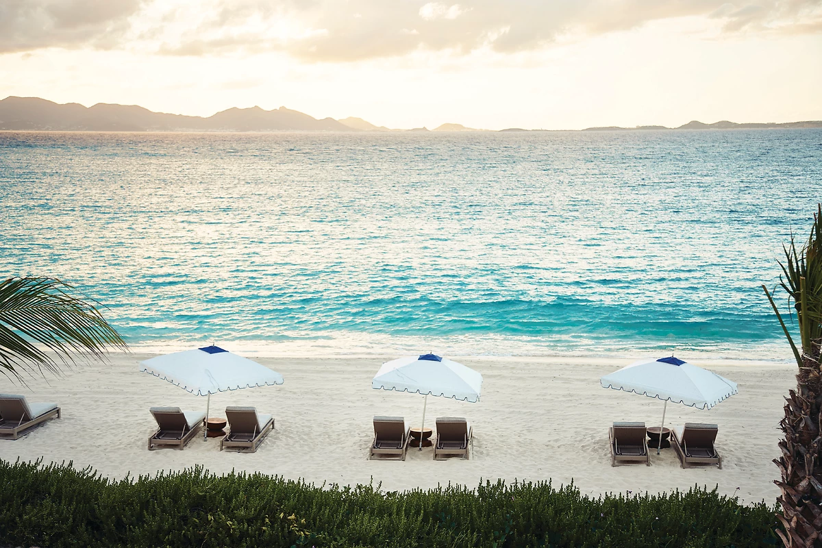 Transats sur la plage de l'hôtel, hôtel Cap Juluca