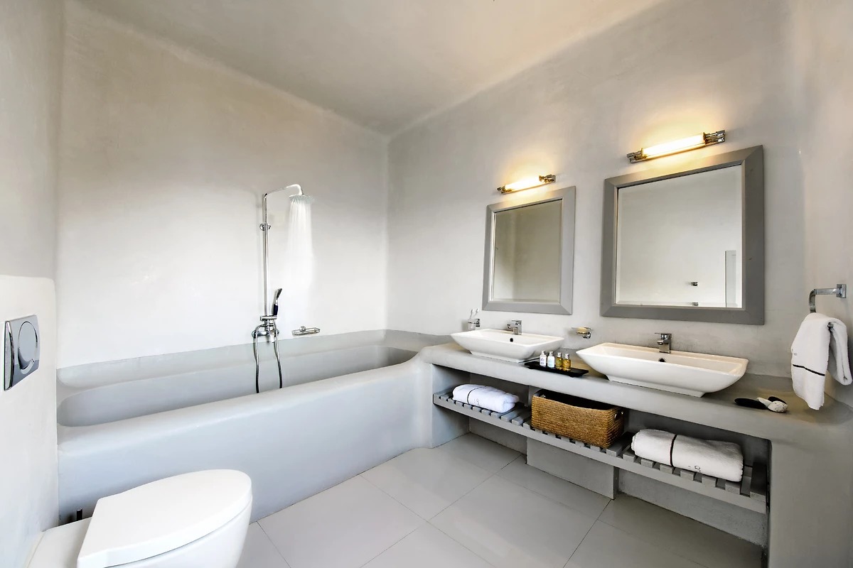 Salle de bain suite, Ambassador Aegean, Santorin, Grèce.