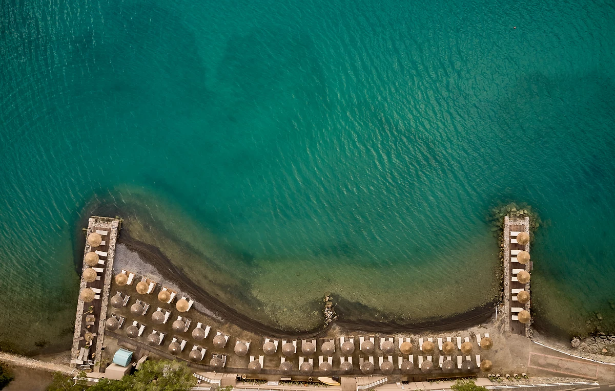 Vue aérienne de la plage de l'hôtel, hôtel Domes Aulūs Elounda, Curio Collection
