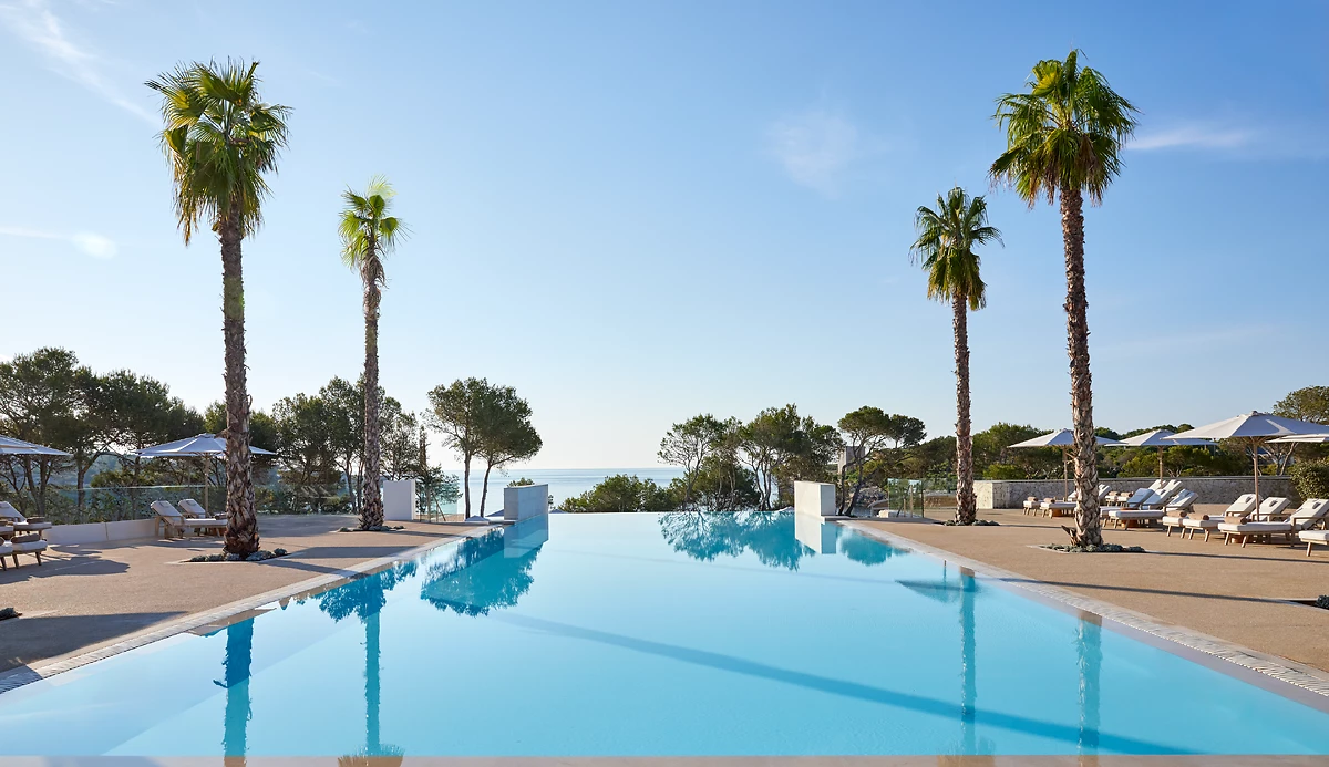 Piscine de l'hôtel, hôtel Ikos Porto Petro