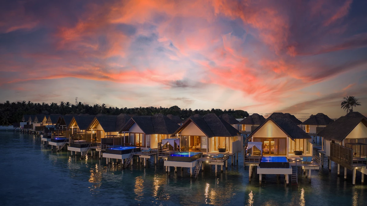 Villas & coucher de soleil, Furaveri Maldives, Maldives