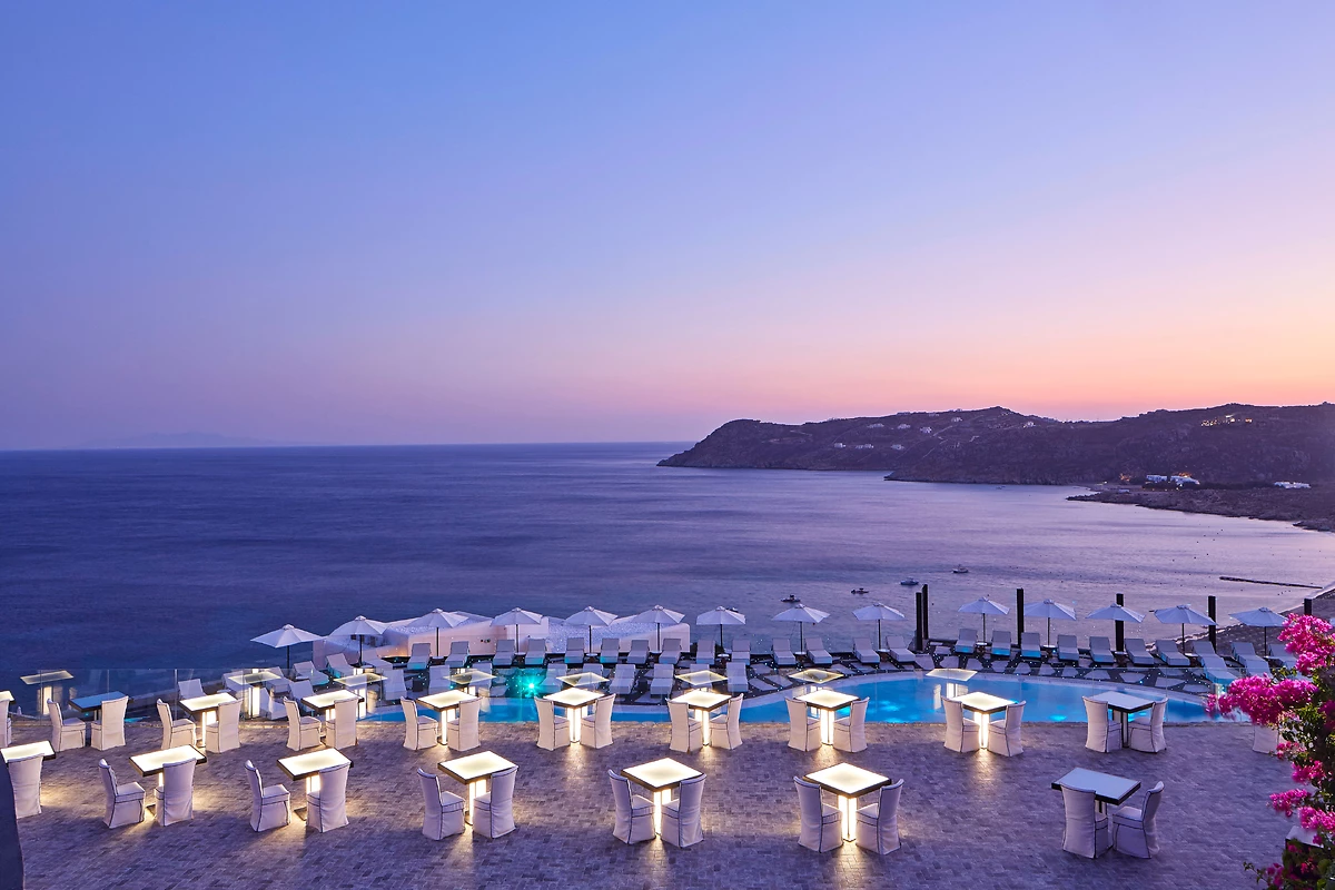 Terrasse en bord de mer au coucher du soleil, Myconian Royal, Mykonos