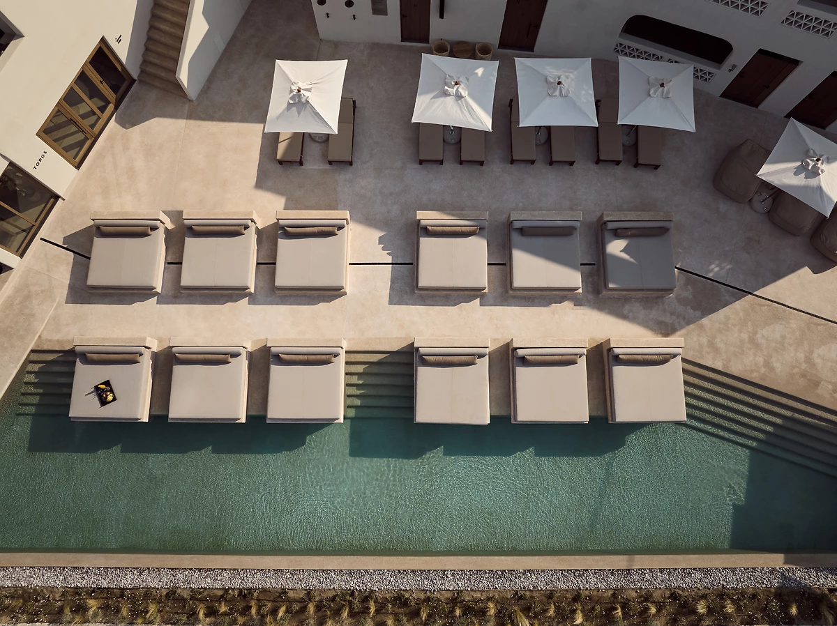 Vue aérienne de la terrasse de la piscine de l'hôtel, Domes Noruz Mykonos