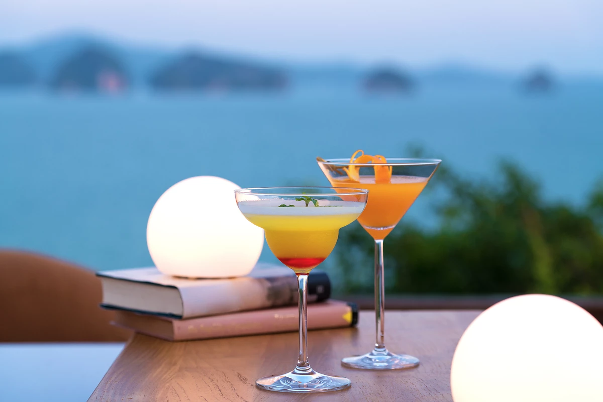Cocktails servis au bar le Hilltop, Six Senses Yao Noi