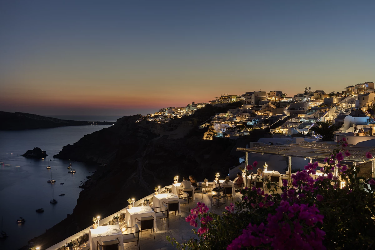 Vue extérieure de l'hôtel de nuit, Canaves Oia Suites